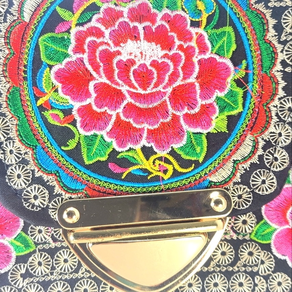 Vibrant Embroidered Lotus Flower Purse With Chunky Buckle Clasp - Picture 10 of 13